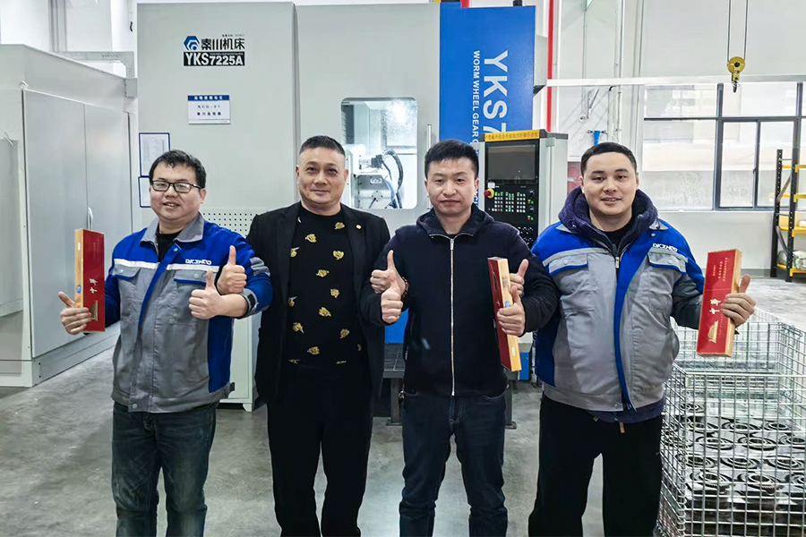 Chụp ảnh tập thể cùng khách mời