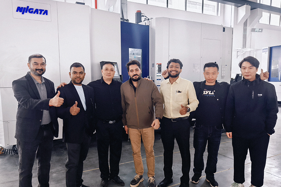 Chụp ảnh tập thể cùng khách mời