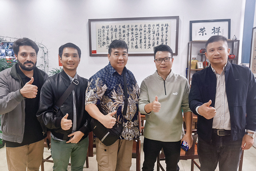 Chụp ảnh tập thể cùng khách mời