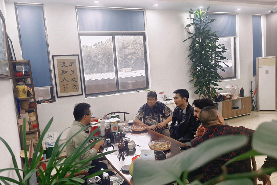 Chụp ảnh tập thể cùng khách mời