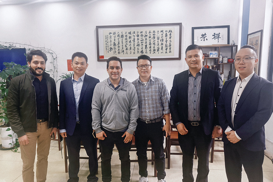 Chụp ảnh tập thể cùng khách mời