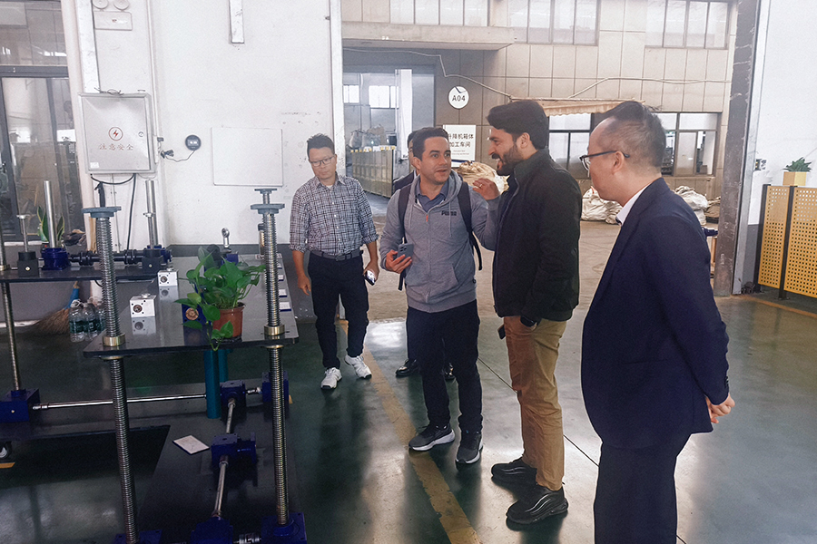Chụp ảnh tập thể cùng khách mời