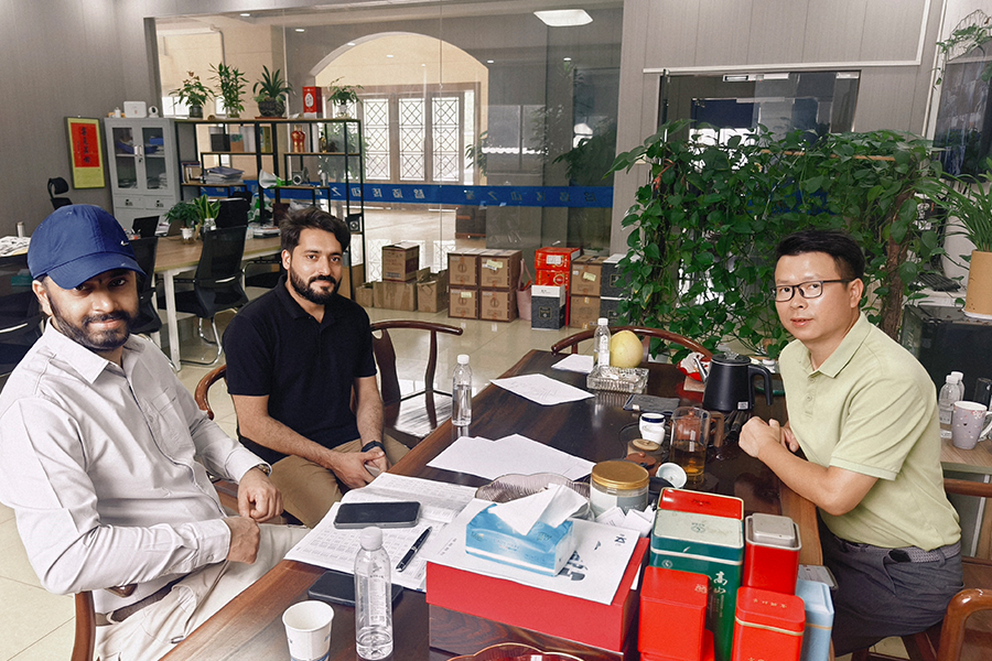 Chụp ảnh tập thể cùng khách mời