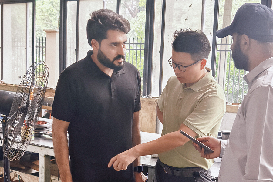 Chụp ảnh tập thể cùng khách mời