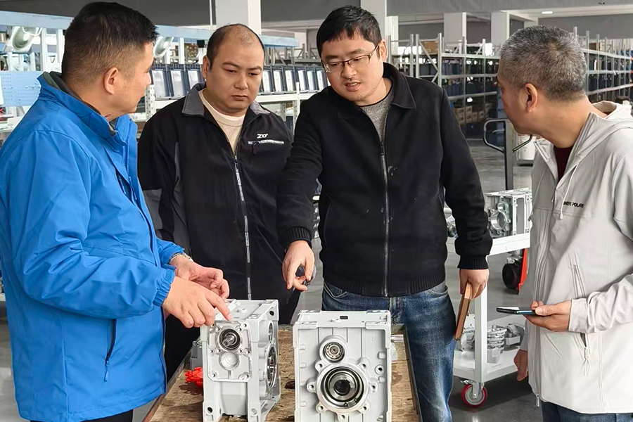 Chụp ảnh tập thể cùng khách mời