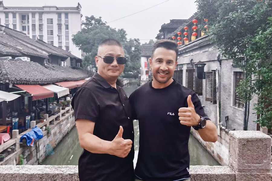 Chụp ảnh tập thể cùng khách mời